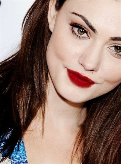 phoebe tonkin red lip